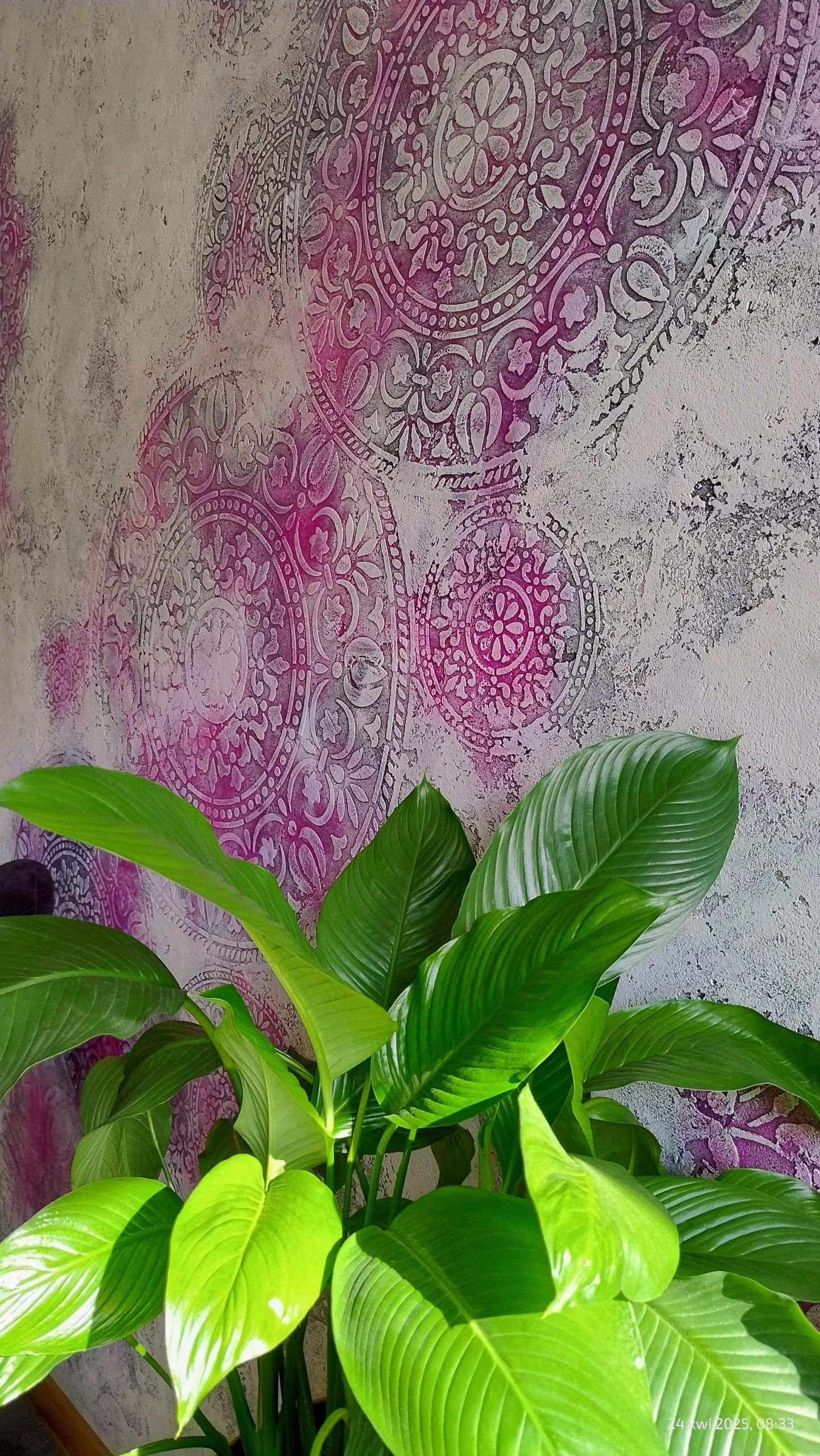 Mandala w odcieniach różu na tle betonowej struktury – Kraków