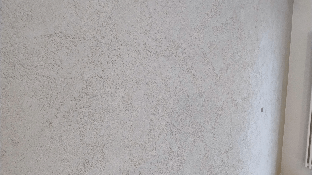 Beton dekoracyjny w stylu Japandi – realizacja przy ul. Lindego w Krakowie